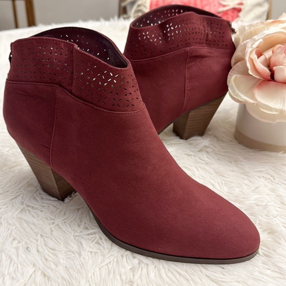 NEW Violet & Red Jackson laser cut ankle heel bootie women size 10 - Picture 3 of 6